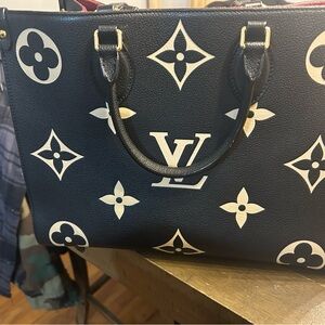 Louis Vuitton Black and Cream on the go Monogram Tote